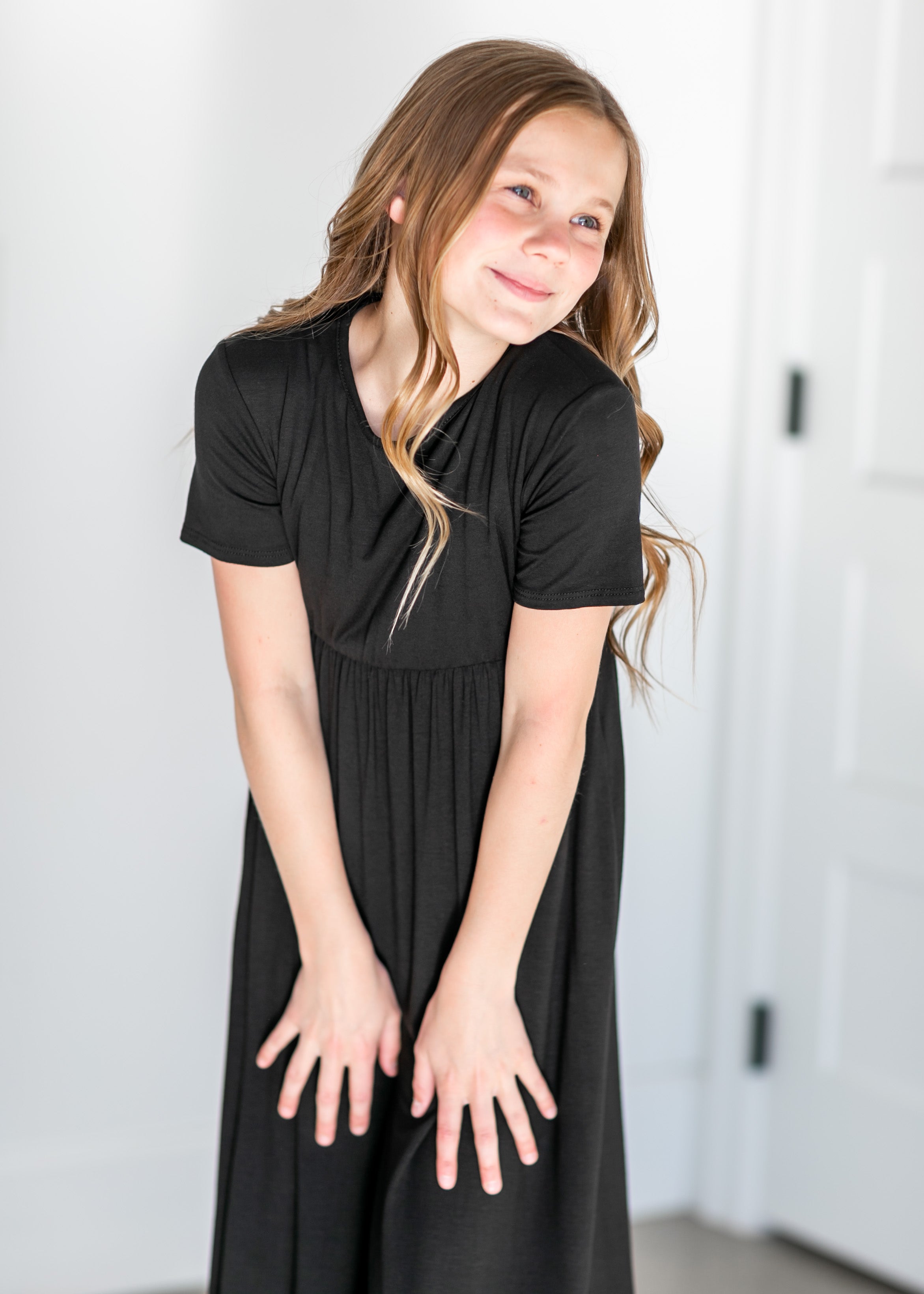 Girls short sleeve black dress deals