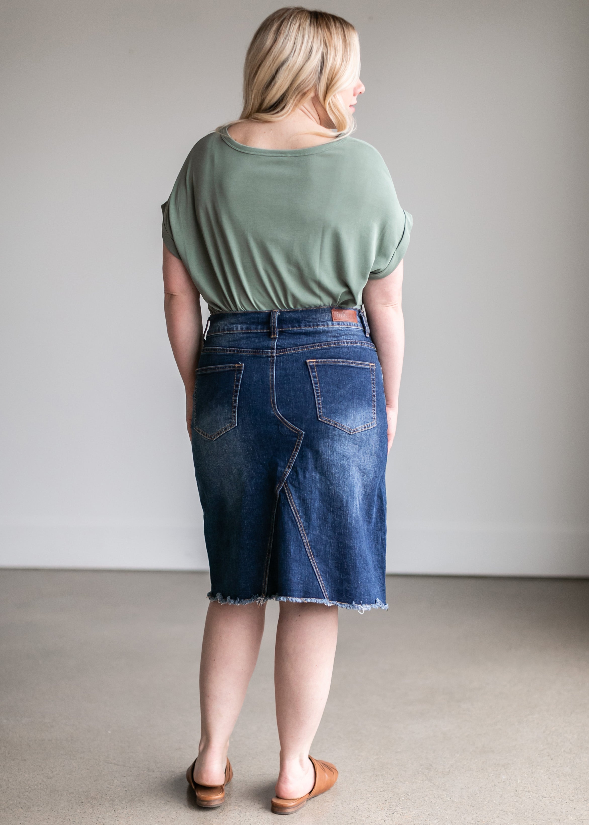 This flattering Seasalt denim pencil skirt falls to the knee and is  slightly faded for a love-worn look. 99% Cotton, … | Skirts, Womens pencil  skirts, Skirt fashion