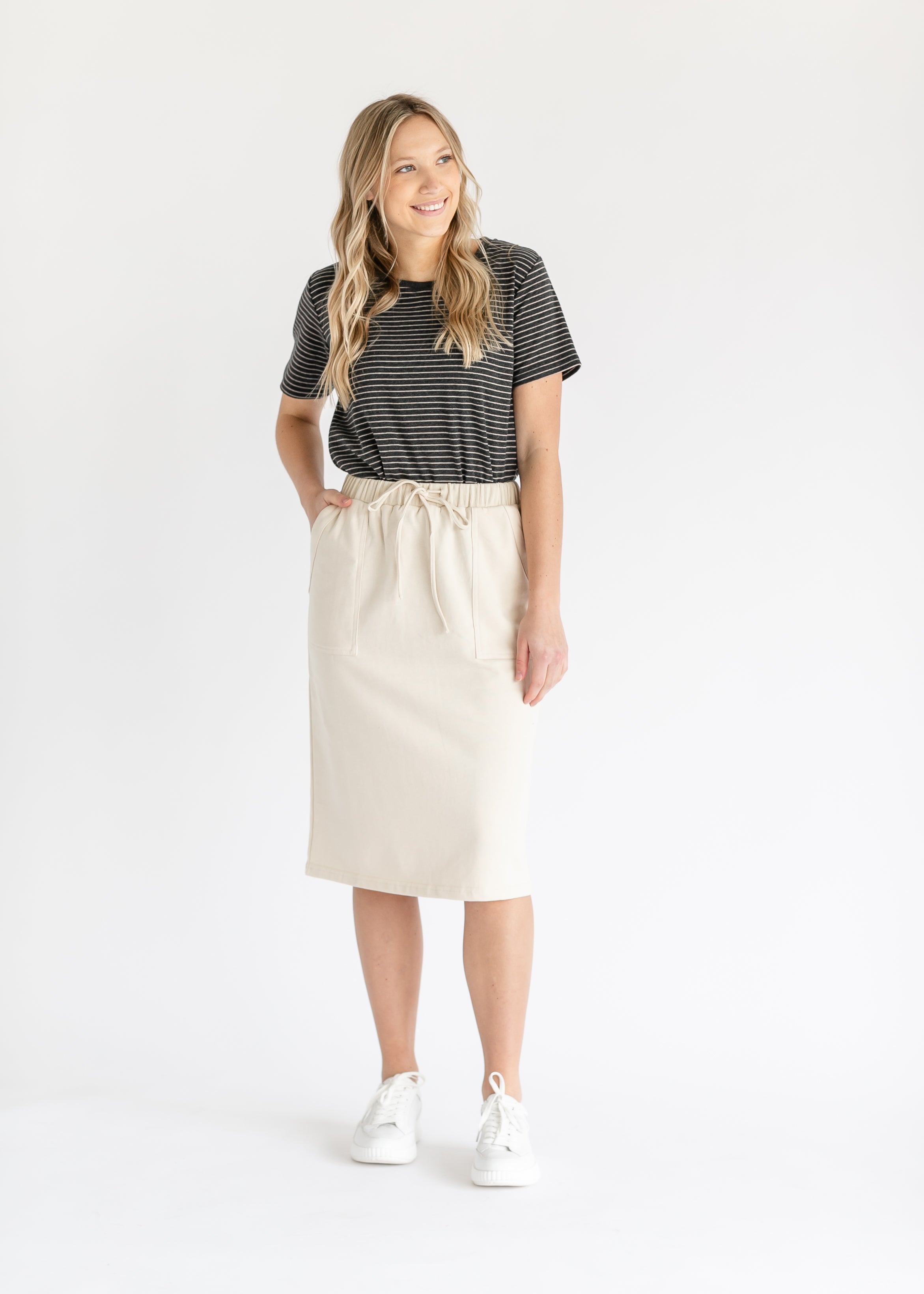 Midi skirt with outlet side pockets