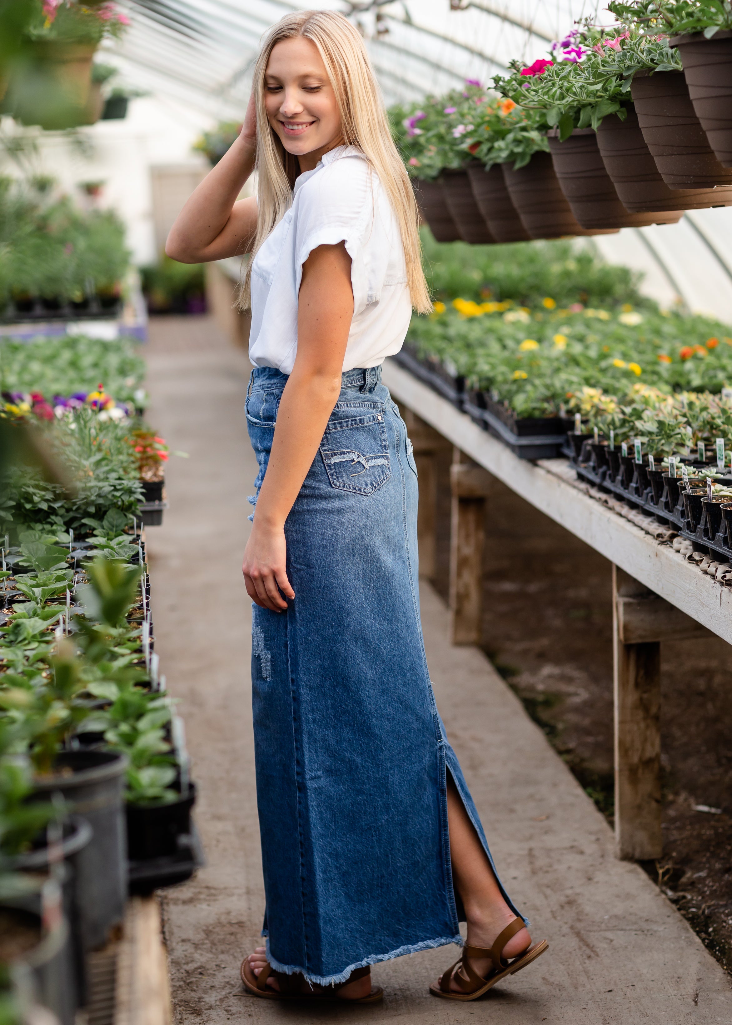 25 Denim Maxi Skirts Editors Are Really Coveting Right Now | Denim skirt  outfits, Winter skirt outfit, Denim skirt fashion