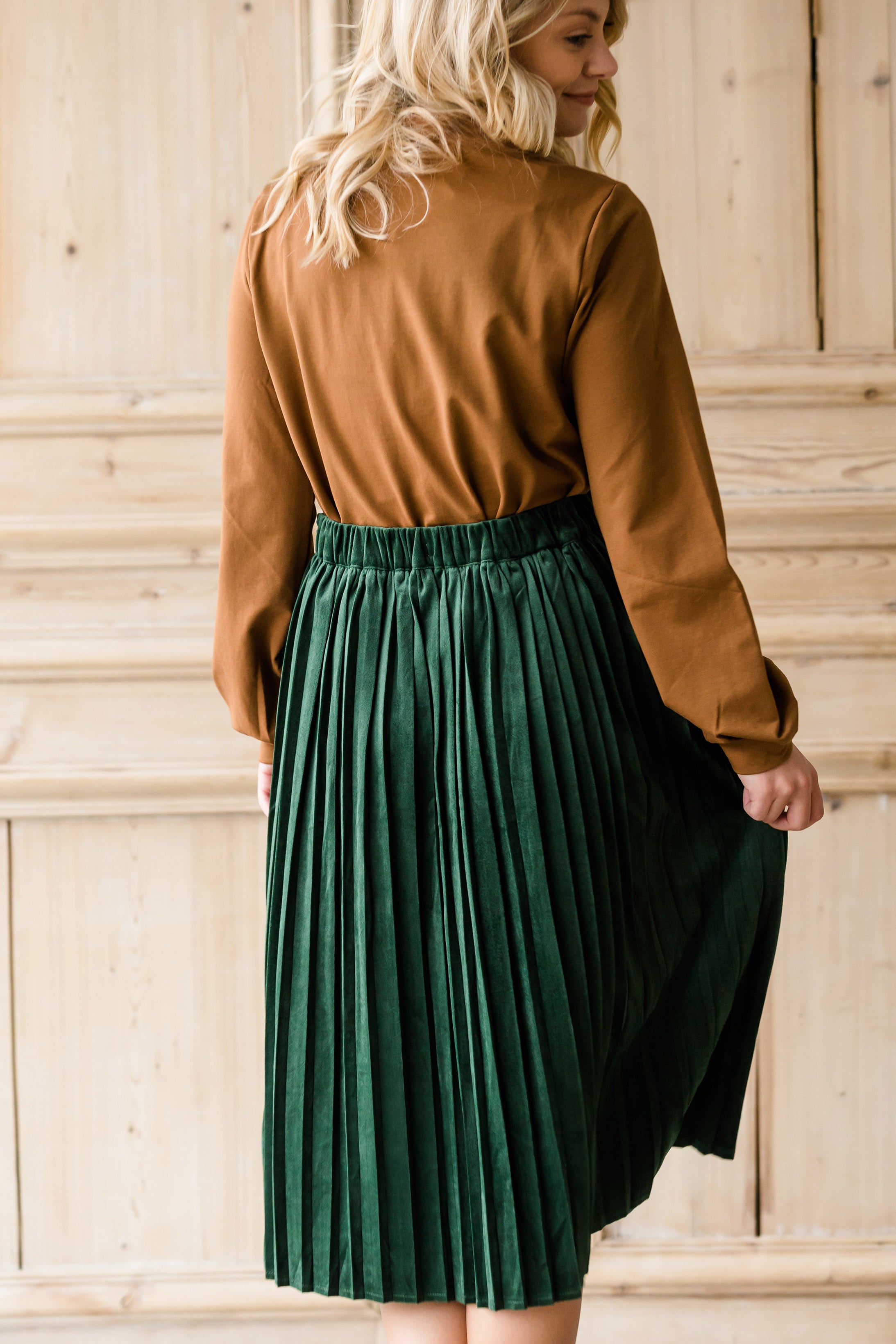 Emerald green hotsell pleated velvet skirt