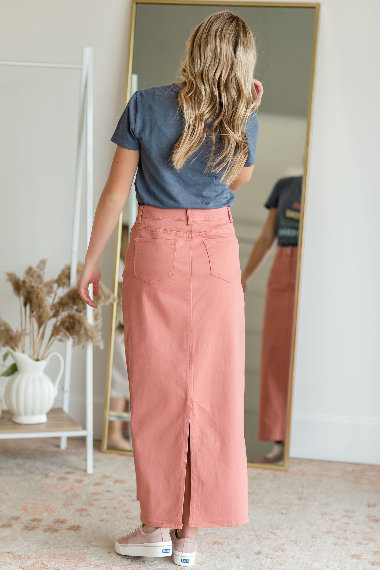 How to style 2024 pink denim skirt