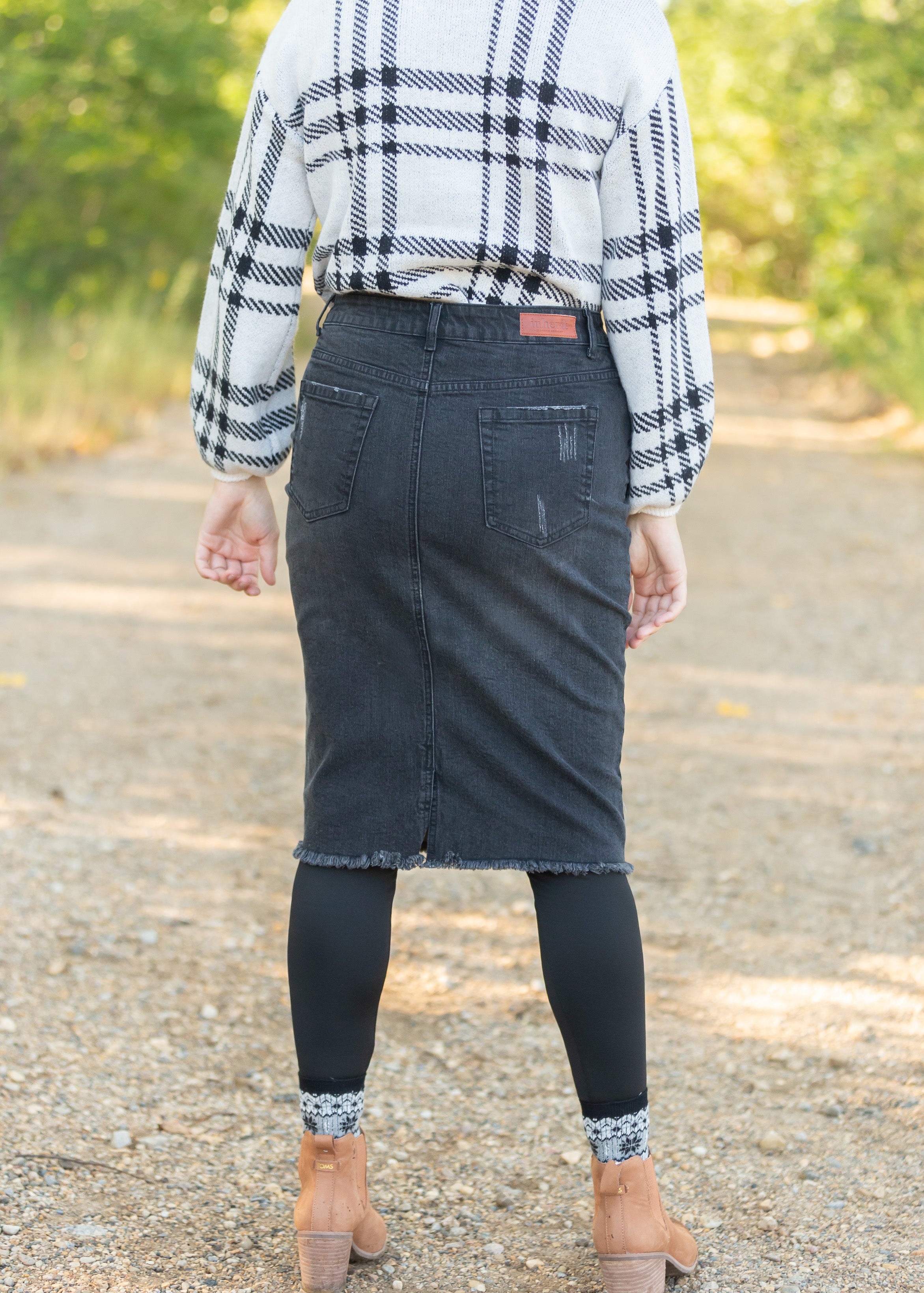 Black denim shop skirt outfit design